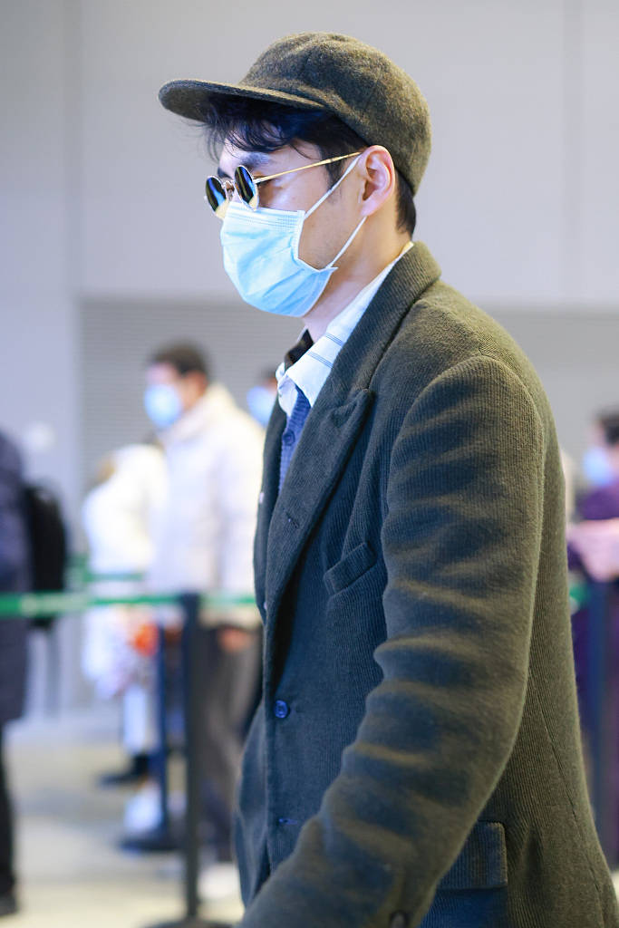 袁弘复古西装配圆眼镜单手插兜身材发福壮如牛