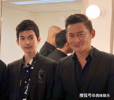 景岗山儿子考上中戏,颜值超高好似混血儿,网友们却建议他改名_景天一