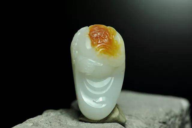 大师,工艺品雕刻高级技师,北京轻工技师学院工艺美术系玉雕实训教师