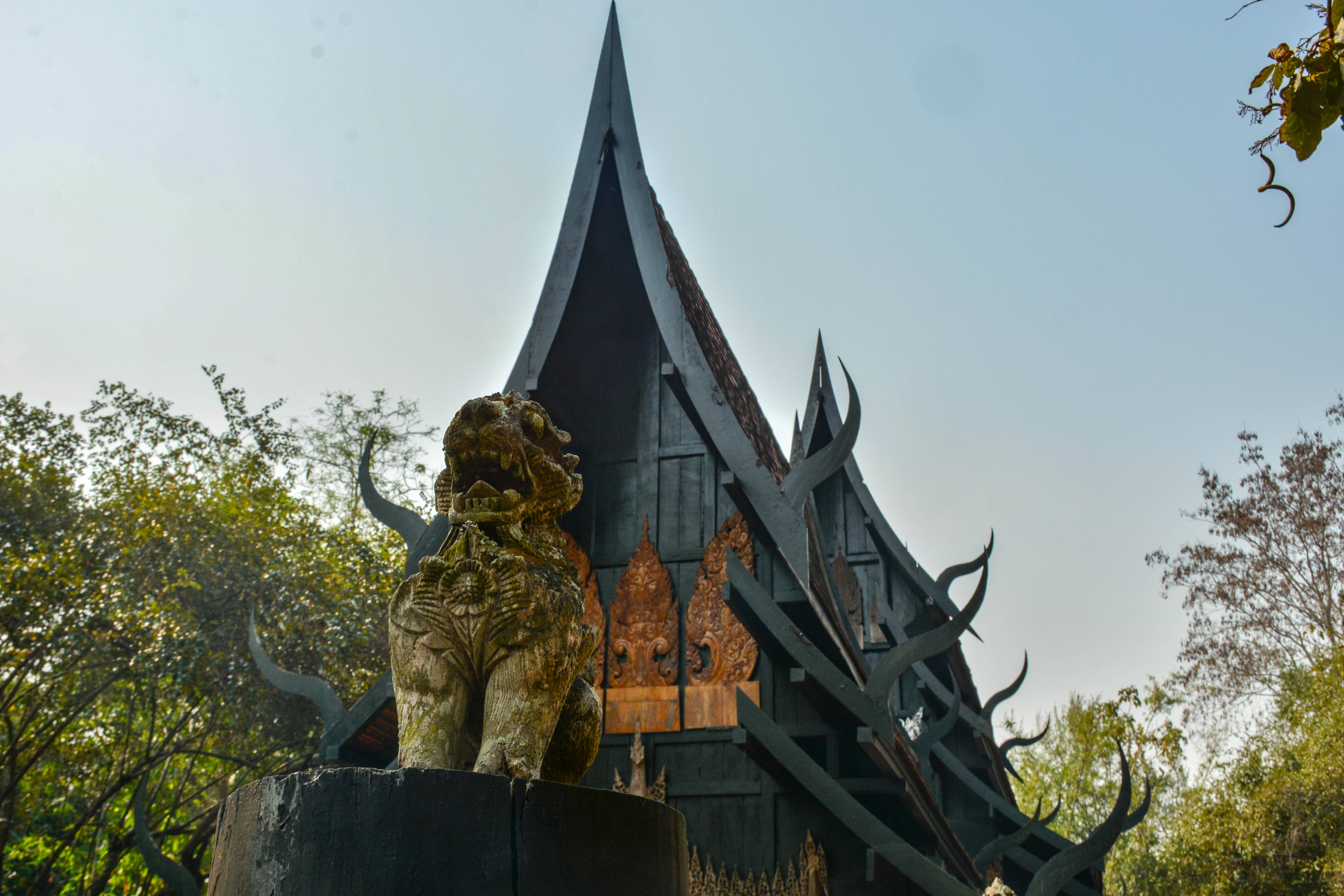 【携程攻略】清莱黑庙景点,黑庙是由泰国鬼才艺术家Thawan Duchanee花费了36年时间设计并建造，…