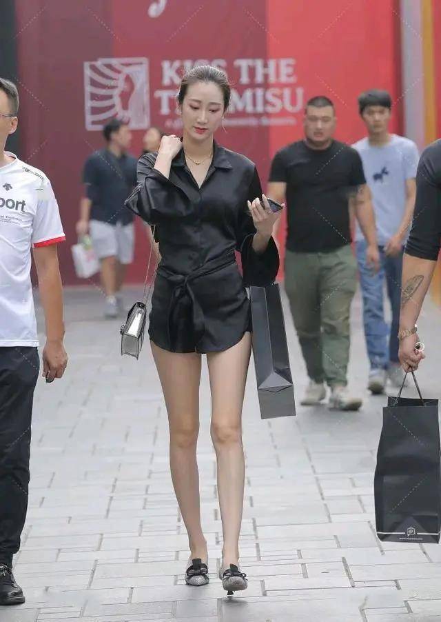 有一种神奇的穿搭，叫下装消失，个性又洒脱-搜狐大视野-搜狐新闻