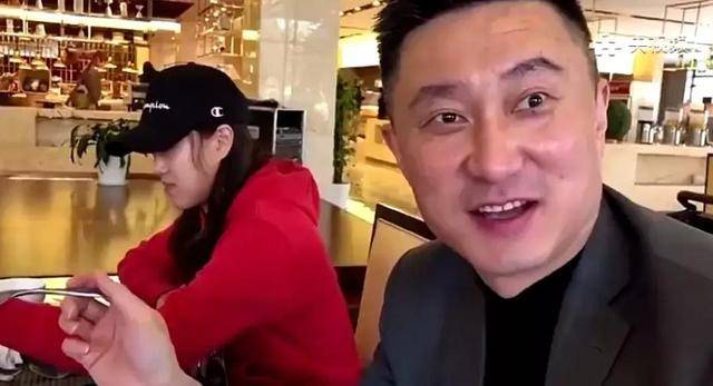 记者偶遇杜峰与2女子用餐用国产手机屏保是赛程妻子在京生活