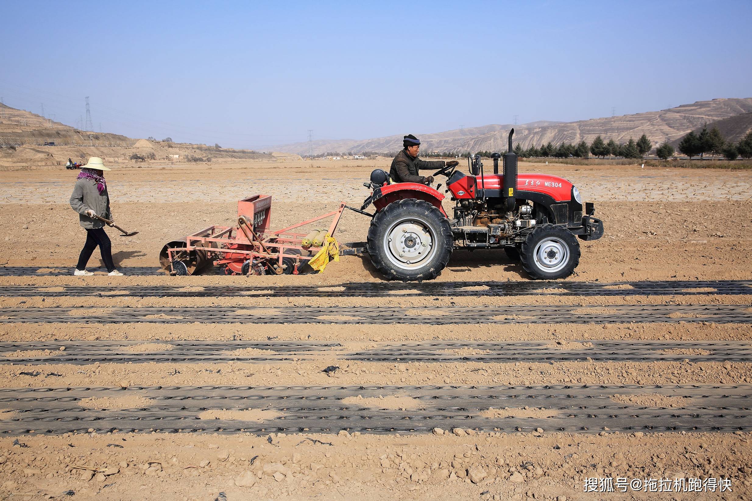 一台50马力的拖拉机一天可以犁多少亩地呢没人说得上来