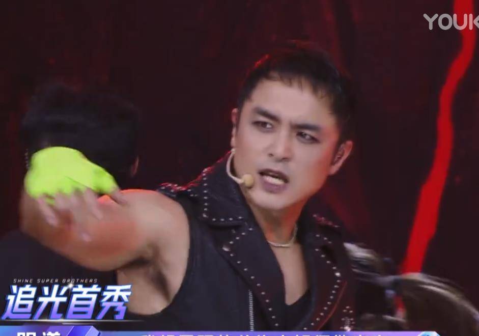 烧饼接金发,化超浓眼线!不料第一句英文就暴露文化,金星直皱眉