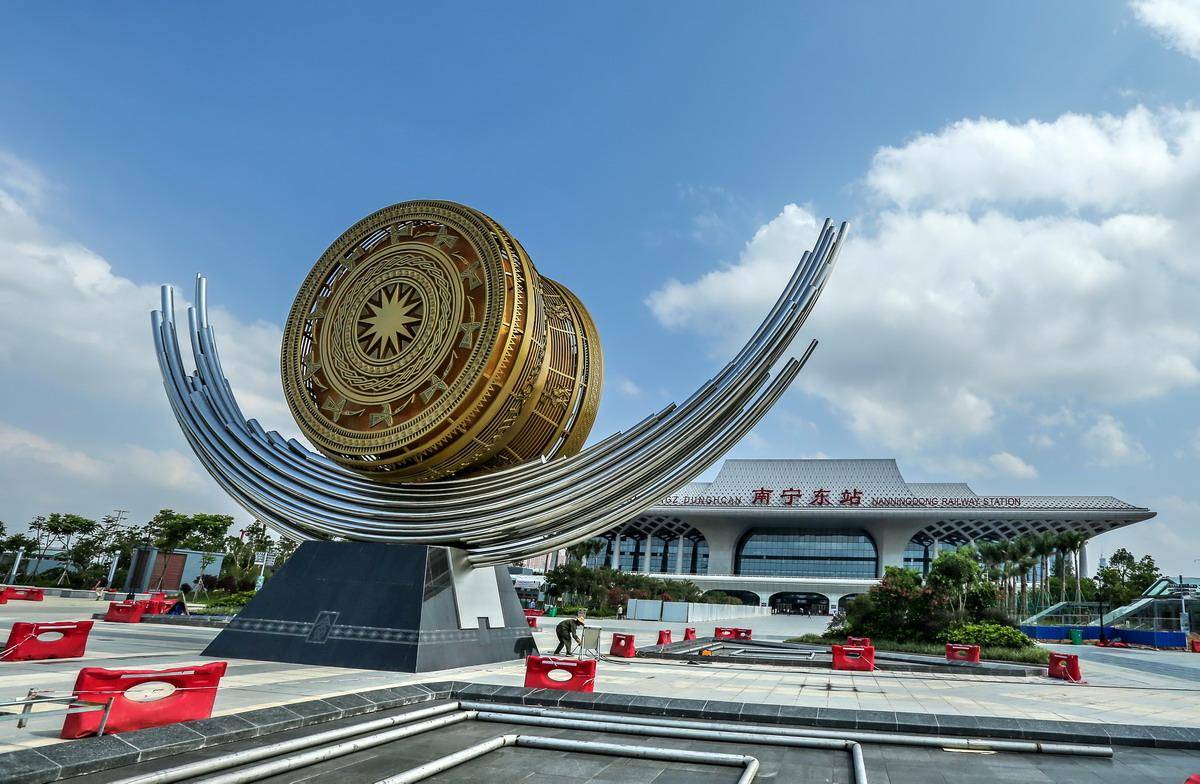 广西繁忙的高铁站,集高铁,普速于一体的特大型综合交通枢纽站_手机