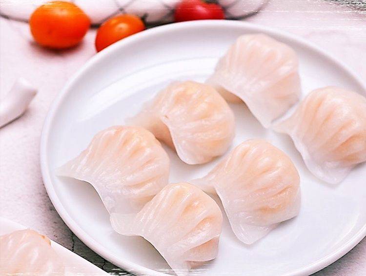 瞧这蒸熟的鲜虾饺,皮白如雪,薄如纸,半透明的皮内鲜虾馅隐约可见,馅内