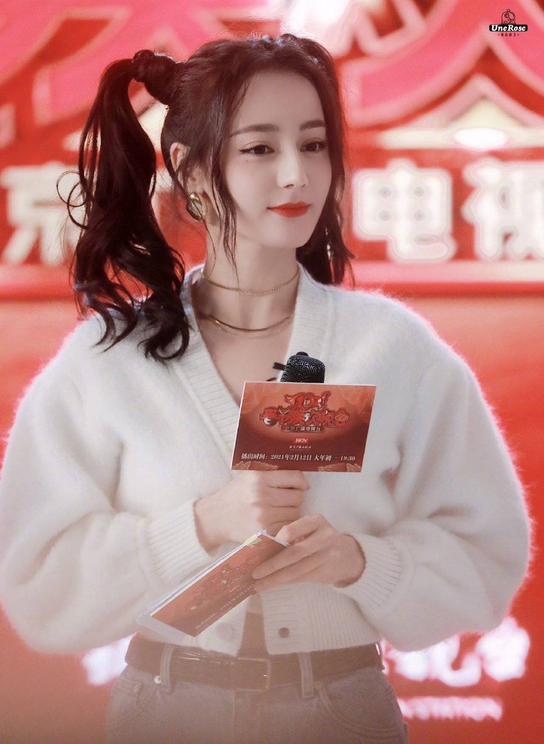 迪丽热巴双马尾造型超可爱