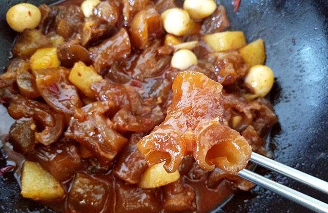 4,牛筋炖好以后打开锅盖,此时的汤汁如果较多就开大火将汤汁收浓,再撒