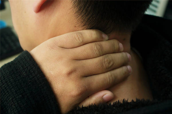 落枕是什么原因 搜狐网