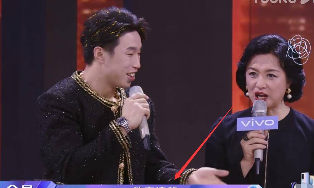 烧饼接金发,化超浓眼线!不料第一句英文就暴露文化,金星直皱眉