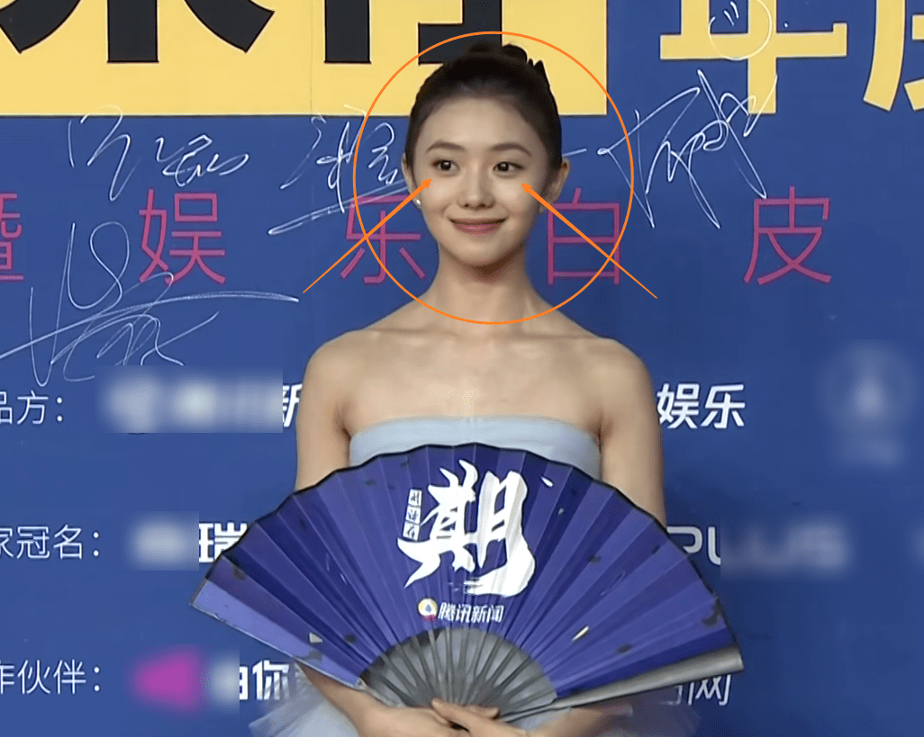 新一代"谋女郎"刘浩存红毯生图,细品她脸蛋,难怪被张艺谋选中