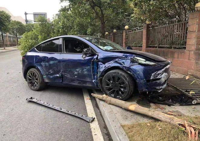 突发!特斯拉 model y "首撞"网友表示竟如此坚固