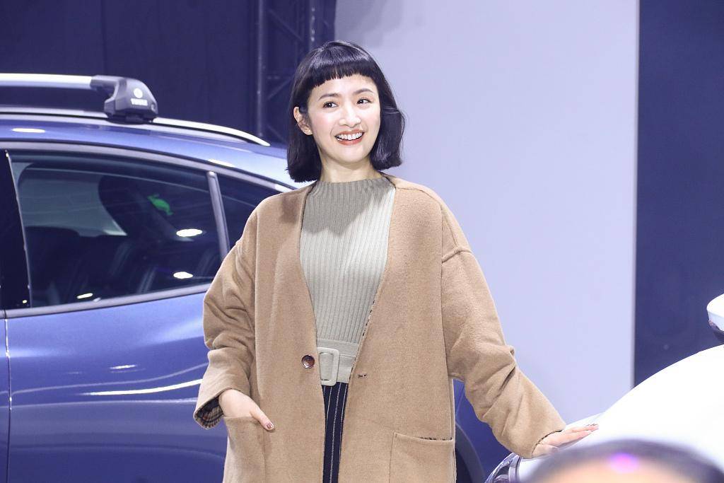 38岁林依晨剪狗啃刘海复古波波头甜笑出镜满满少女感
