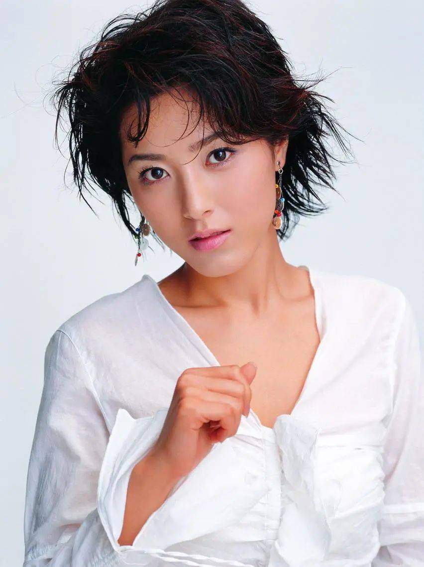 原创又一不老女神44岁曾黎素颜近照白皙紧致如20曾被嘲捧不红