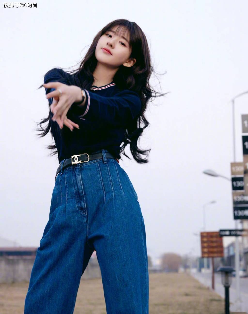 赵露思一身chanel针织衫配上牛仔裤出镜,简而不凡