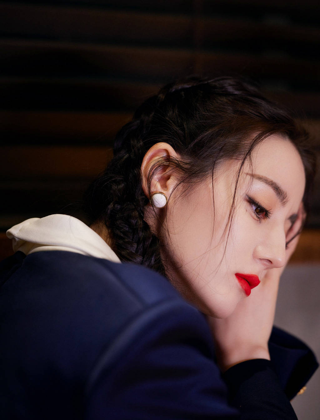 搜狐娱乐讯 1月13日,工作室晒出一组迪丽热巴美照,她身穿蓝色双排扣