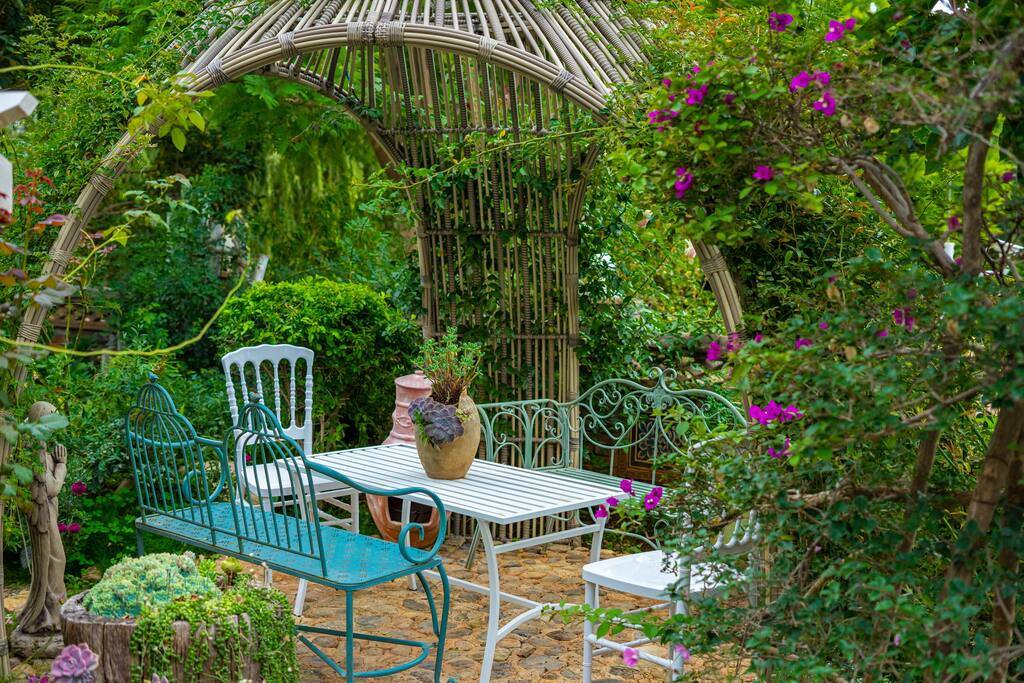 花园一般的民宿,躲在房间看景超赞