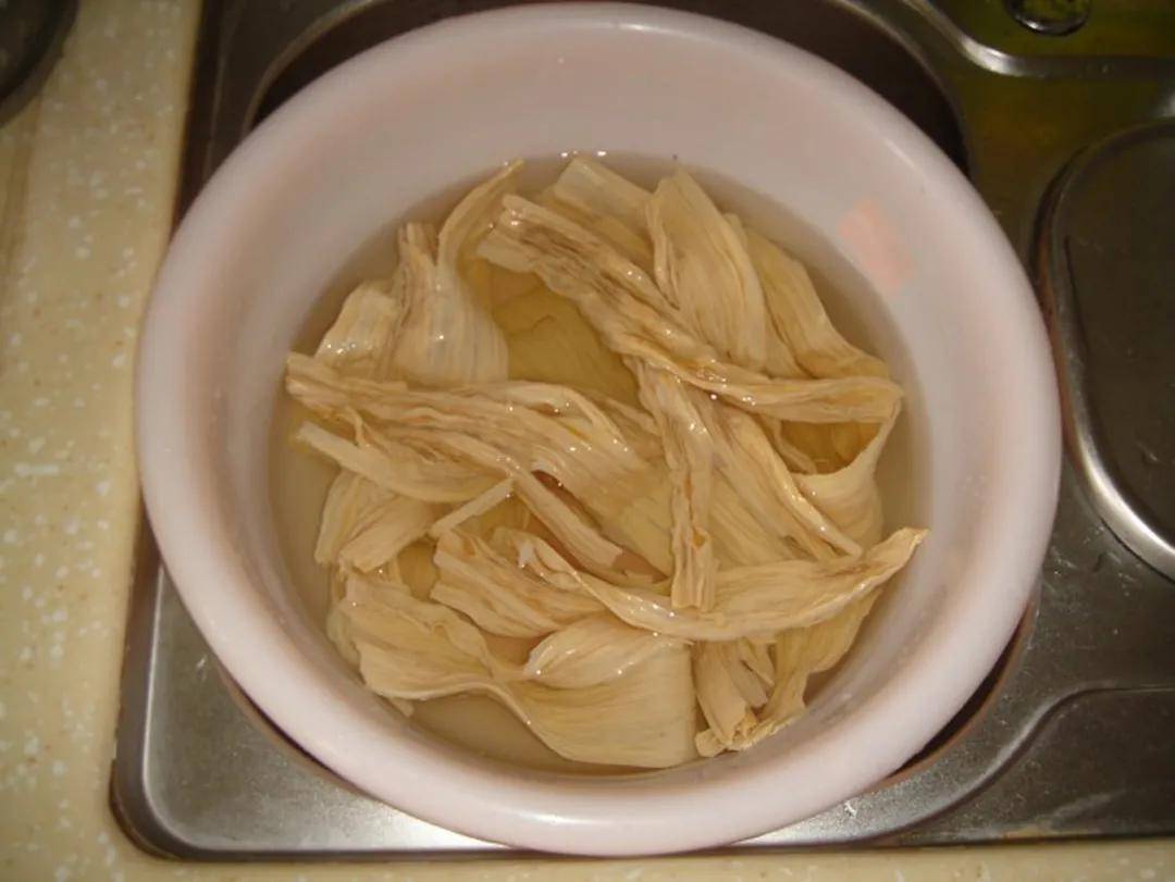 买腐竹时,如何辨别出毒腐竹?牢记这3步,挑出的腐竹优质又美味