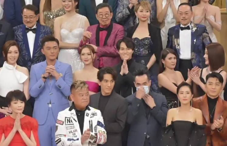 原创疫情下的颁奖礼很好笑陈豪戴口罩获表彰韩国笑脸口罩有喜感