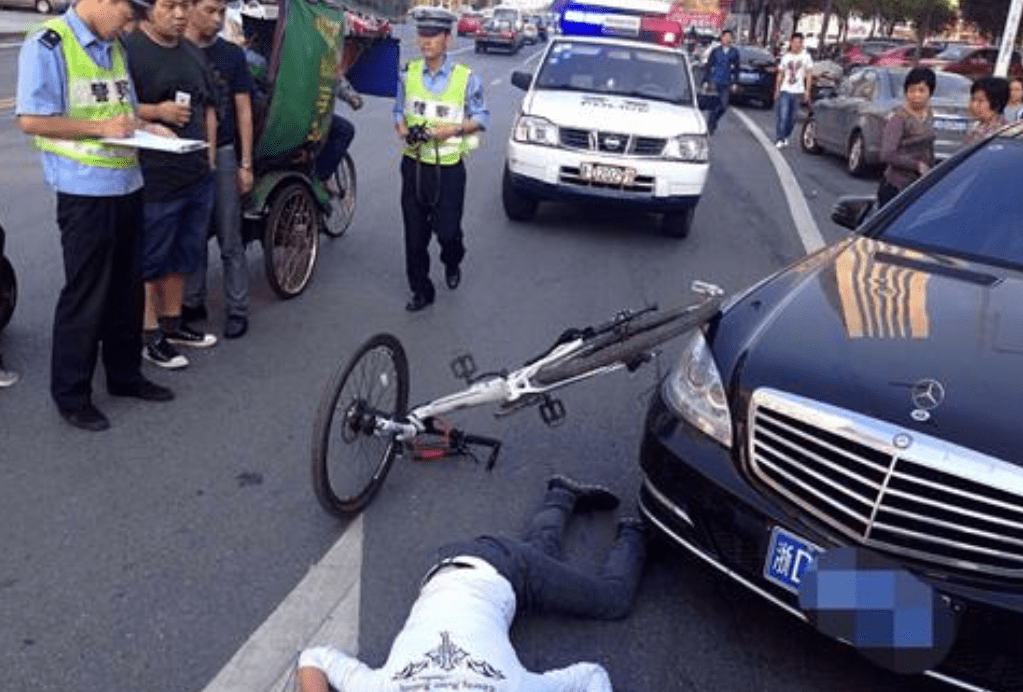奔驰撞自行车,甩300块赔偿想走人,保险员来了剧情反转_手机搜狐网