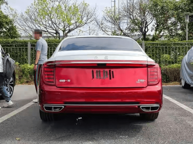 红旗h9 街头实拍,经典红白双拼,这气场更强大