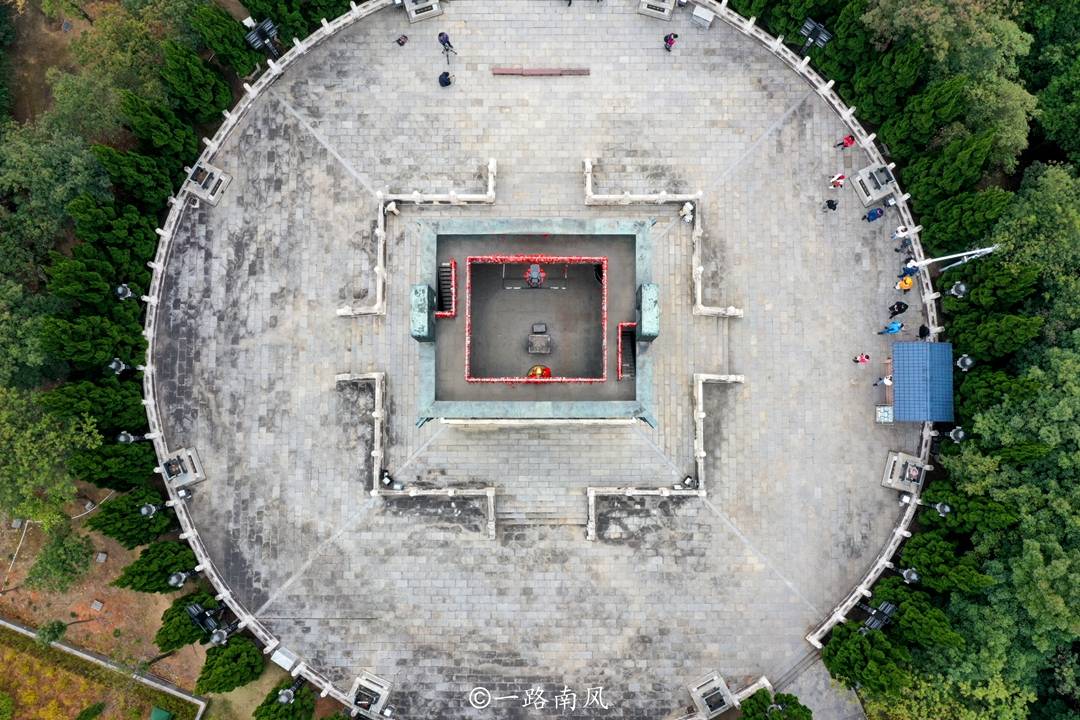 世界最大的鼎，位于湖南衡山，重达56吨