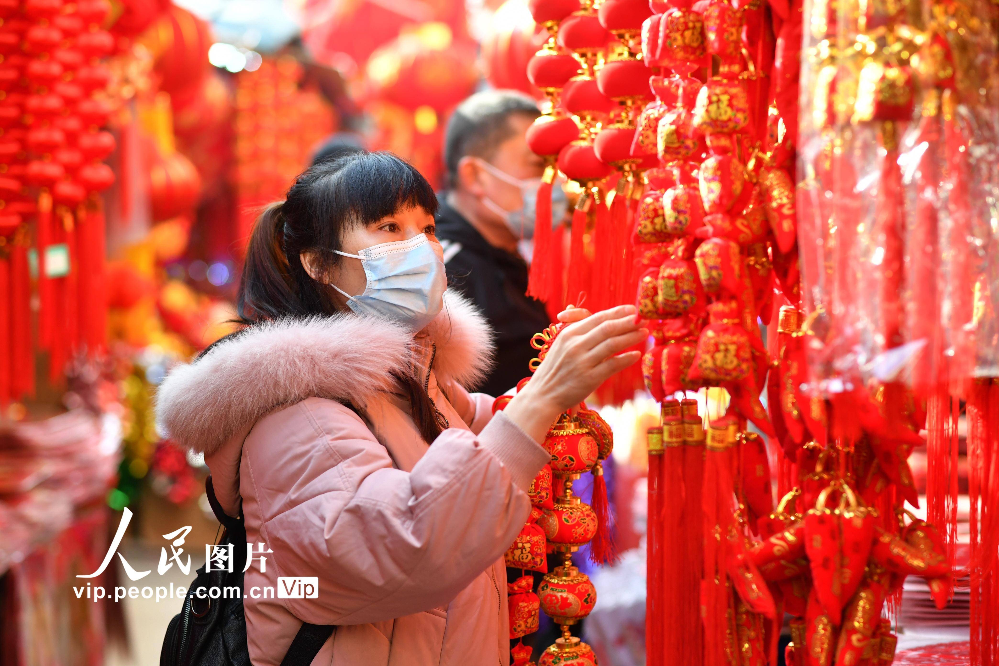 山东青岛:年货市场红火迎春