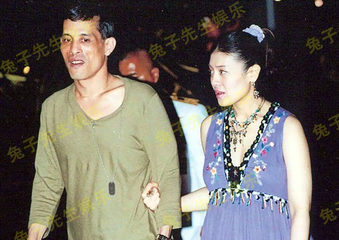 这世上只有提帮功小王子最维护西拉米王妃,即使母亲当年的旧照片被人