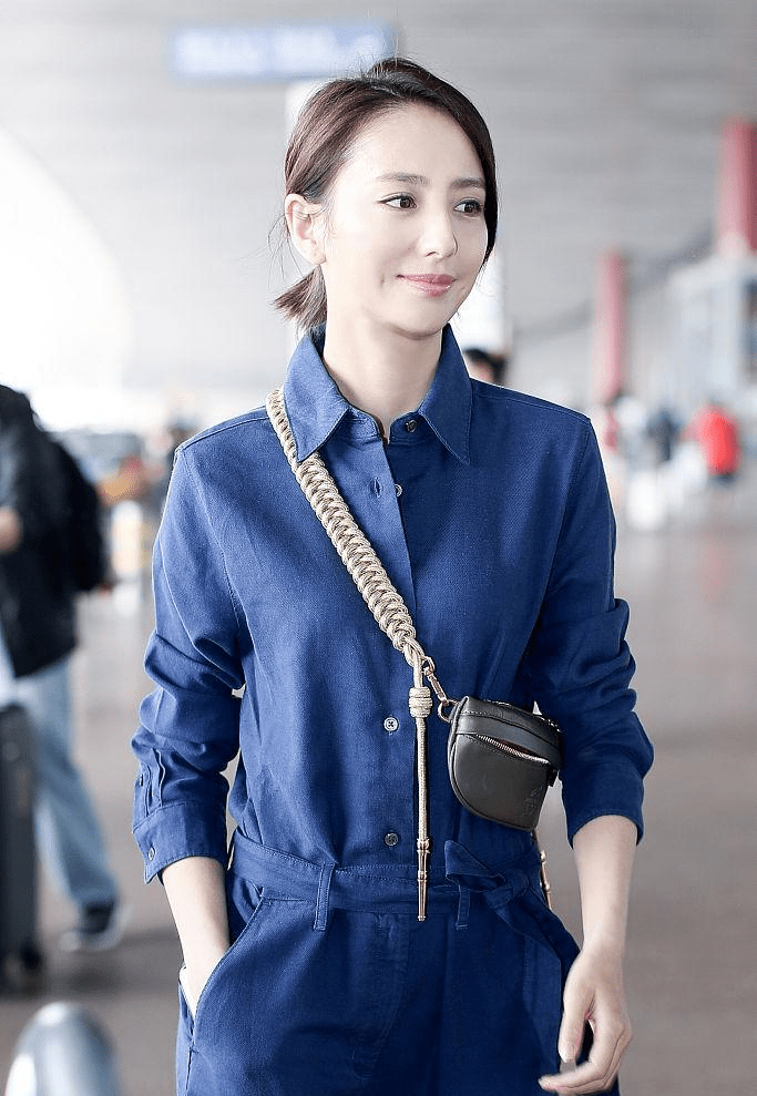 佟丽娅一身格纹衬衫真潇洒,双手插兜跳舞,更有一种女团的感觉