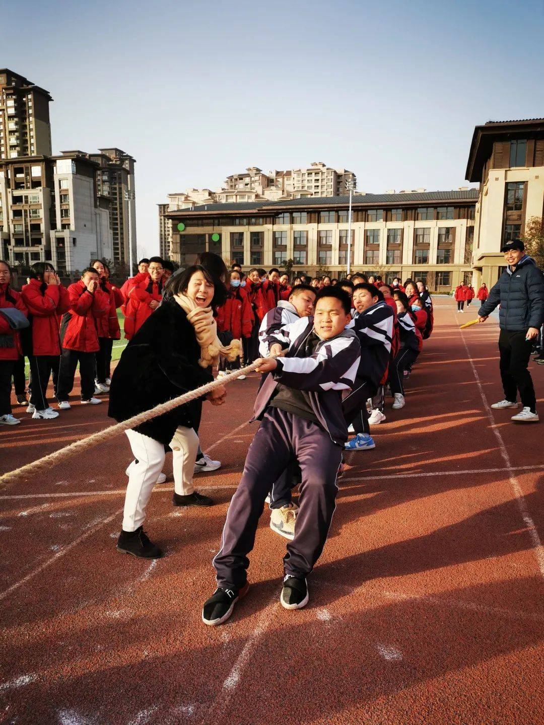 开封市第十四中学恒大校区开展冬季阳光体育活动--拔河比赛