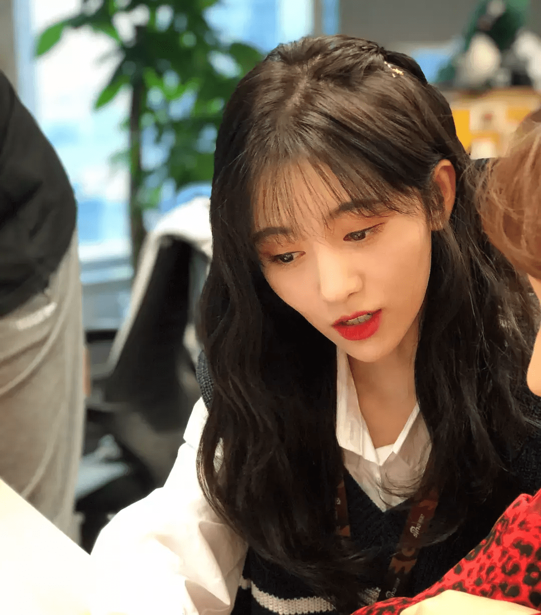 不仅鞠婧祎是月牙脸,原装的刘诗诗也是月牙脸了,减肥太猛的结果_手机