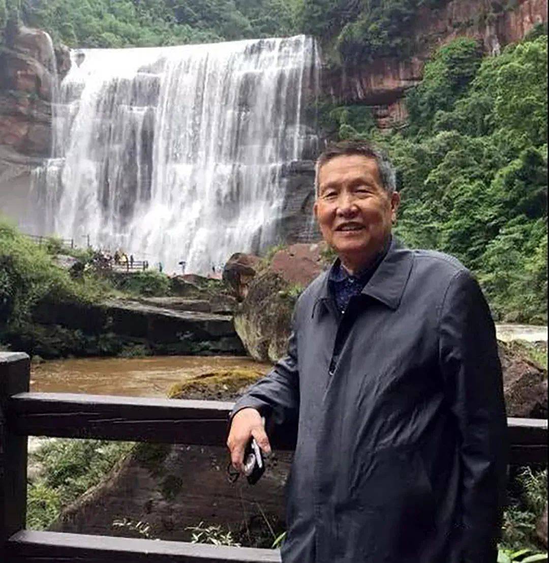 简介张洪千,1941年生,当代著名画家,原名张鸿千,天津第八,九,十届市