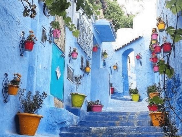 摩洛哥的蓝色小镇美如童话世界，但这种习俗却让人有些尴尬