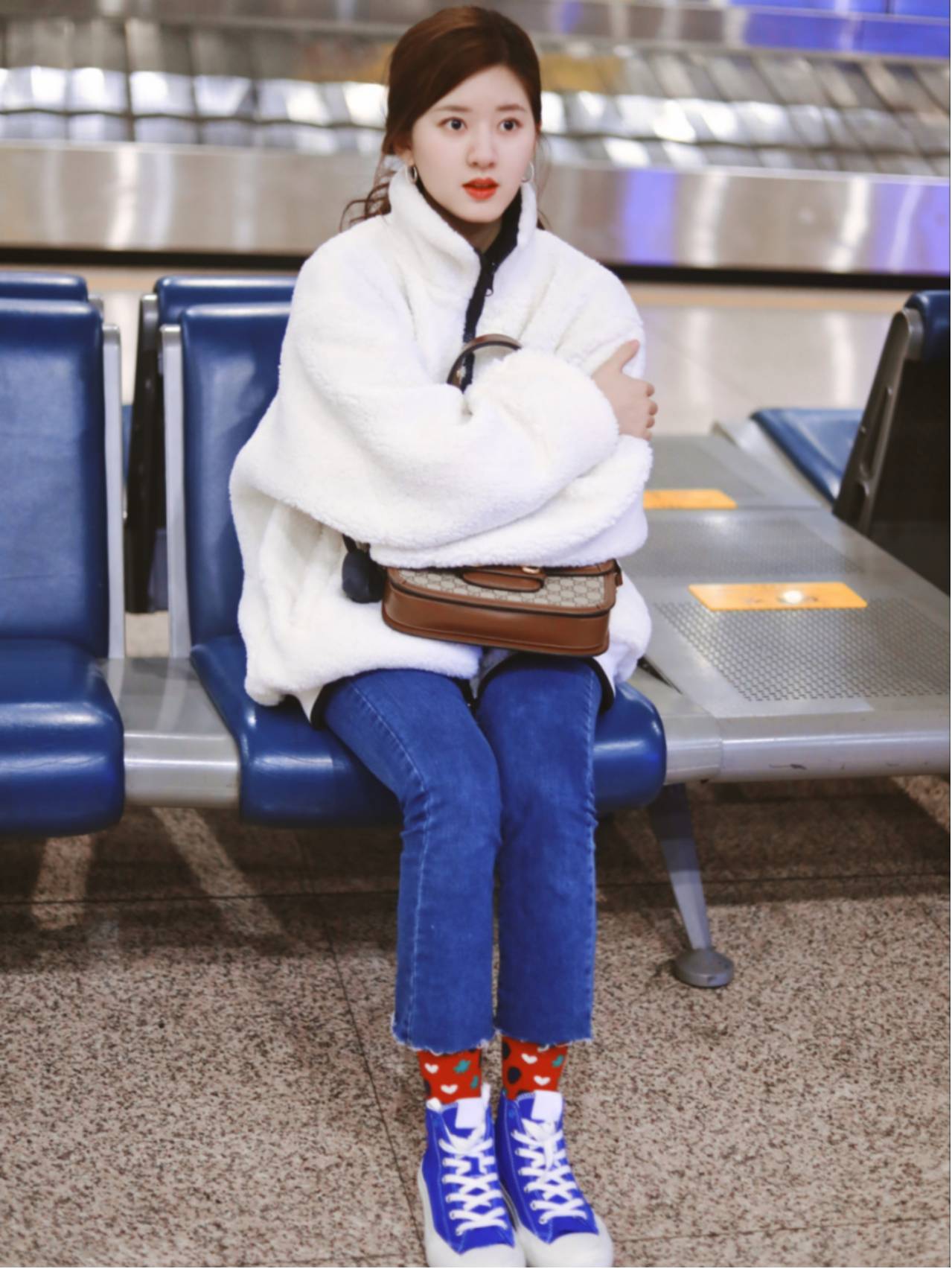 原创赵露思的冬季穿搭太温柔了!米色毛衣叠穿蓝色大棉袄,保暖又清新