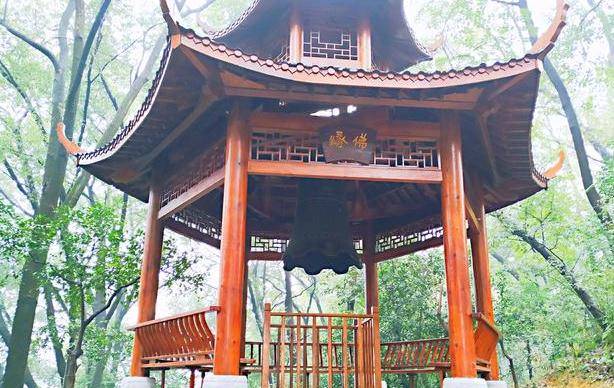 宝庆2500年老城里的公园，这里有东塔和山寺晓钟，景色美如画
