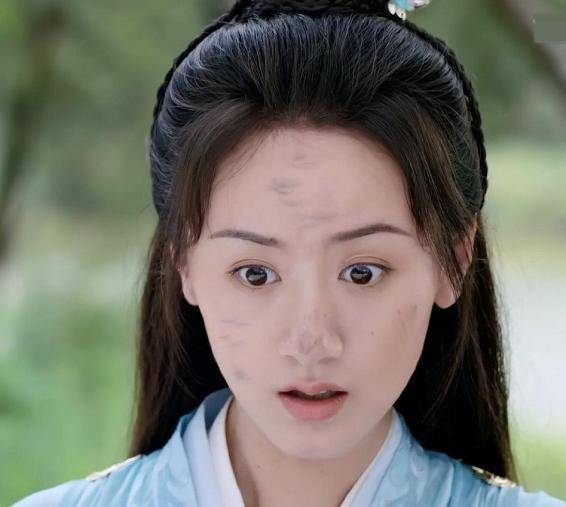 由于不少观众认为女主角褚璇玑的扮演者袁冰妍的颜值太差,导致在刚