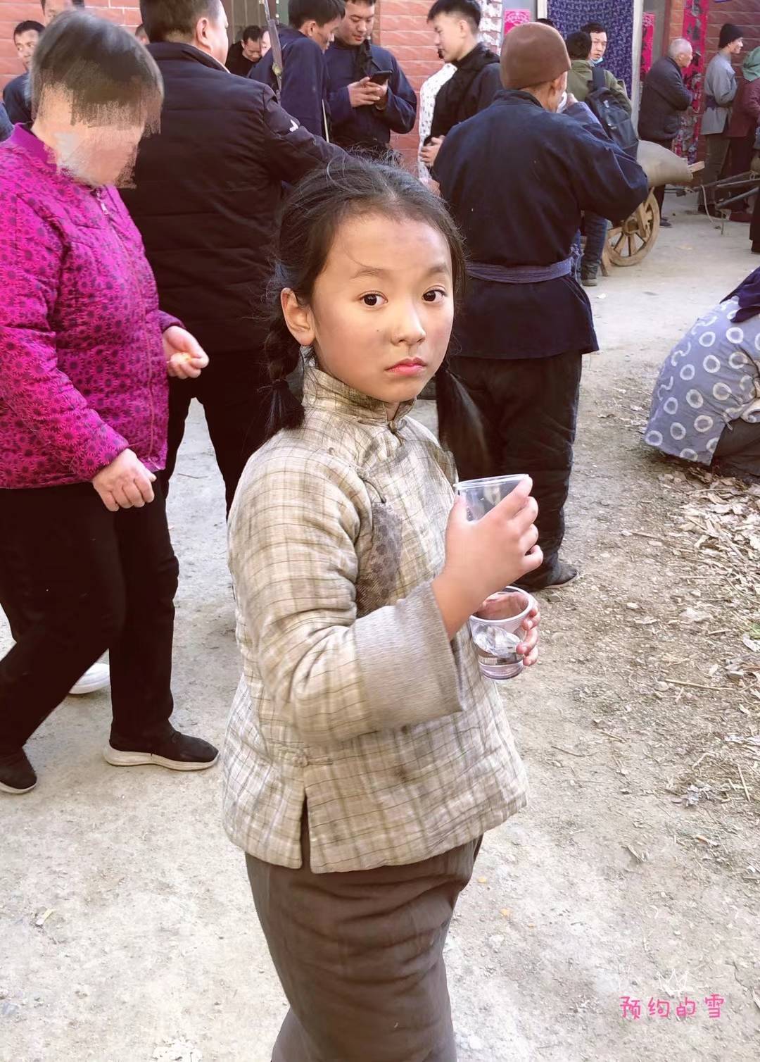 在电影突破口饰演群众演员的可爱小演员