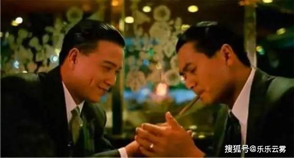 职场中领导给你递烟，应怎么接？_情商