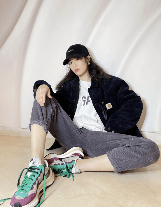 原创钟楚曦不愧是行走的衣架子穿灯芯绒套装戴棒球帽又潮又飒