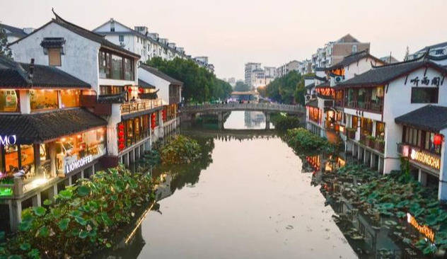 上海这条老街，明明是古镇却被小吃抢占风头，节假日水泄不通