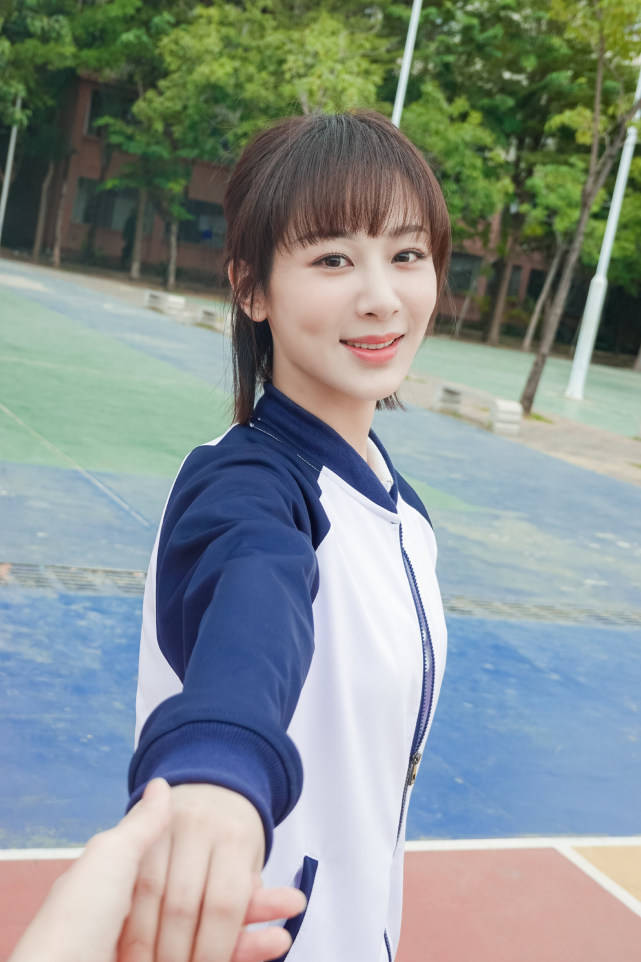 杨紫高中校服照变身元气学姐,可清纯可端庄,尽显青春气息_校园
