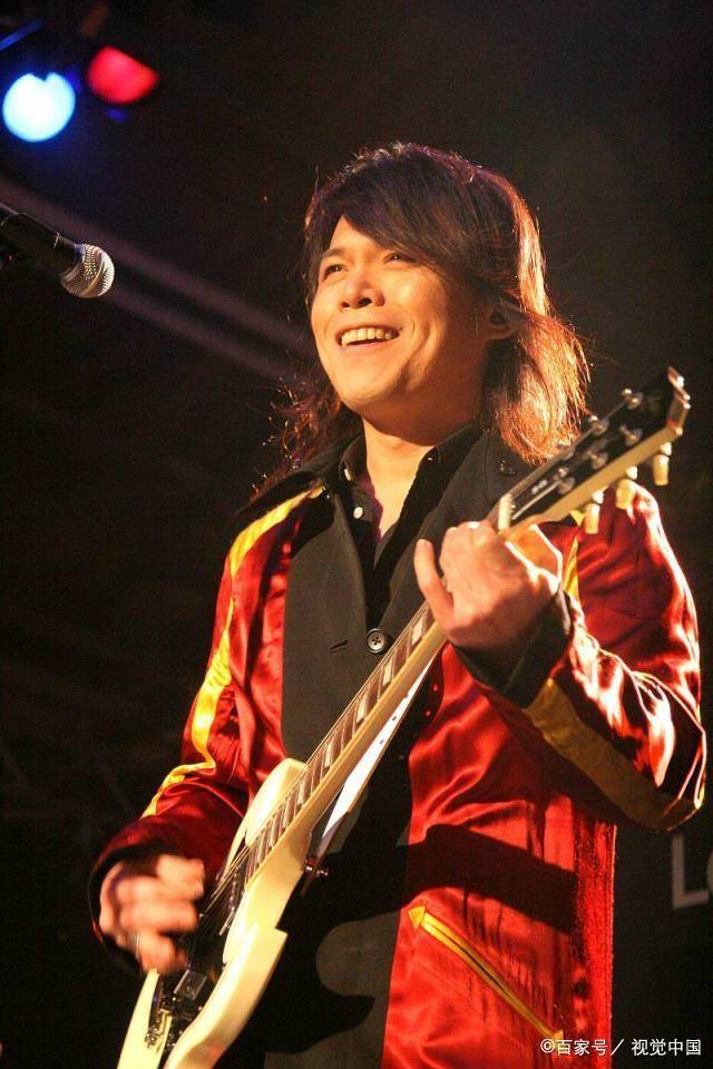 伍佰52岁庆生照曝光!满脸笑容,娶大5岁妻子,丁克17年,没要孩子_摇滚