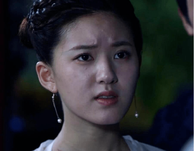 滤镜突然消失,毛孔跟痘痘等皮肤问题就全跑出来了,赵露思的皮肤看起来