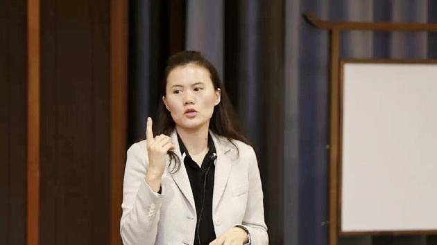 重庆出了两个千亿女富豪,一个分6百亿给前夫,一个帮丈夫赚千亿_吴亚军