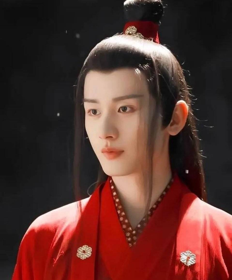 肖战的川王,成毅的司凤,谁是你心中最好看的红衣男子!