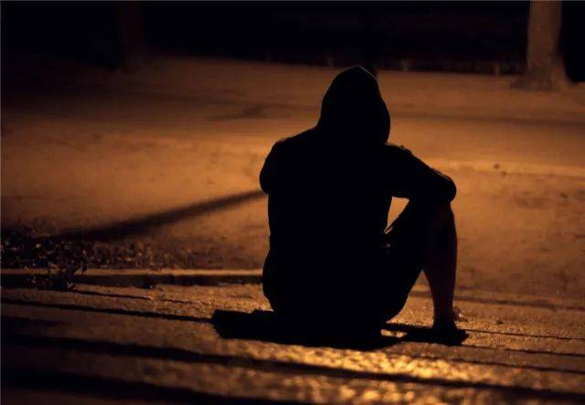 没人能走出童年面对真爱受过创伤的青年选择逃避悲情小说