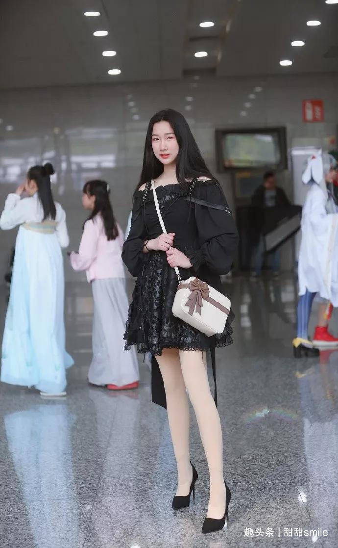 穿高跟鞋走路视频气质 0fd06d680f674298864ffd3a24e3203c.jpeg