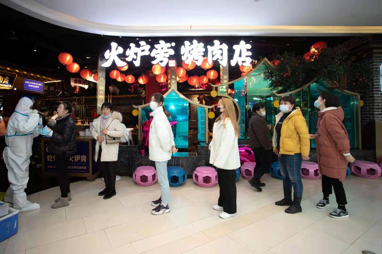 疫情下餐饮业如何应对西安火炉旁烤肉全员核酸检测消除顾虑确保安全