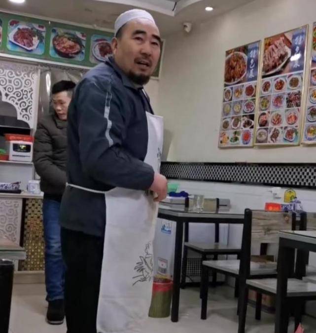 男子花八元在拉面馆就餐,因两勺辣椒遭老板怒吼:下次别来了