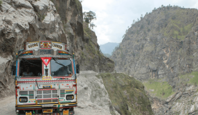 印度最有名的死亡公路，最窄路段不到三米，老司机看了都腿软！